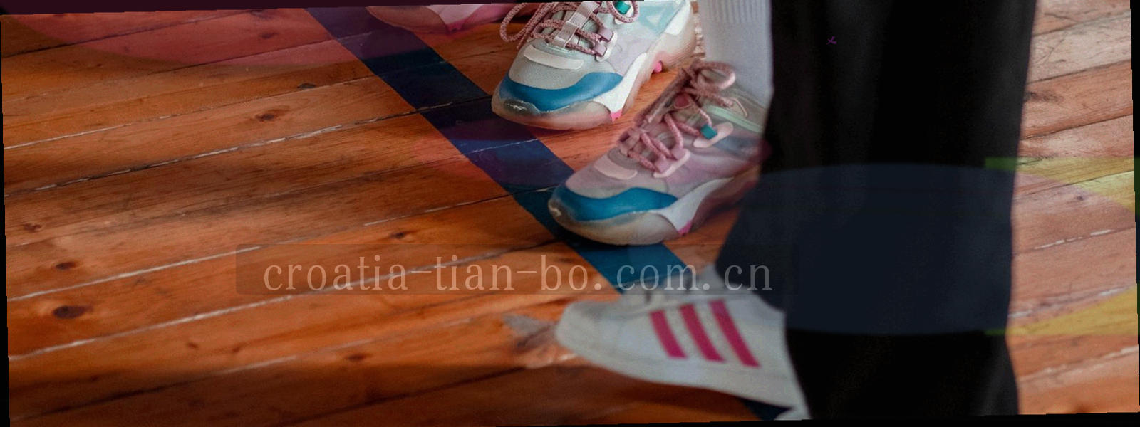 由左至右的抽象数据流示意，三个几何节点串联，末节点为深海军蓝数据卡片形状